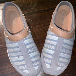 Woman’s slip on Travelport size 8.5